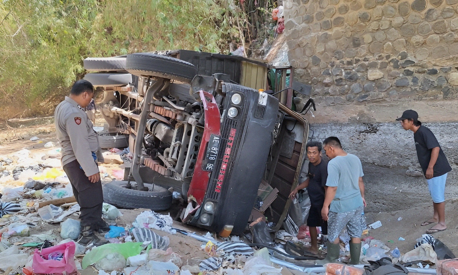 Penyebab Truk Snack Masuk Sungai di Kediri, Peh  Suarane Mak Bruakk