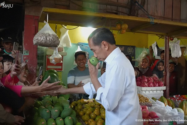 Di Akhir Jabatannya Jokowi ke Surabaya Cek Harga Sambil Cium Mangga, Dicintai Rakyatnya