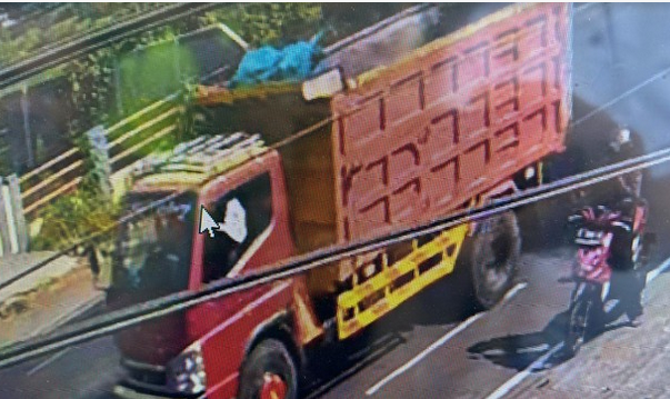 Di Mojokerto Dump Truk Tabrak Ibu dan Anak hingga Meninggal di TKP