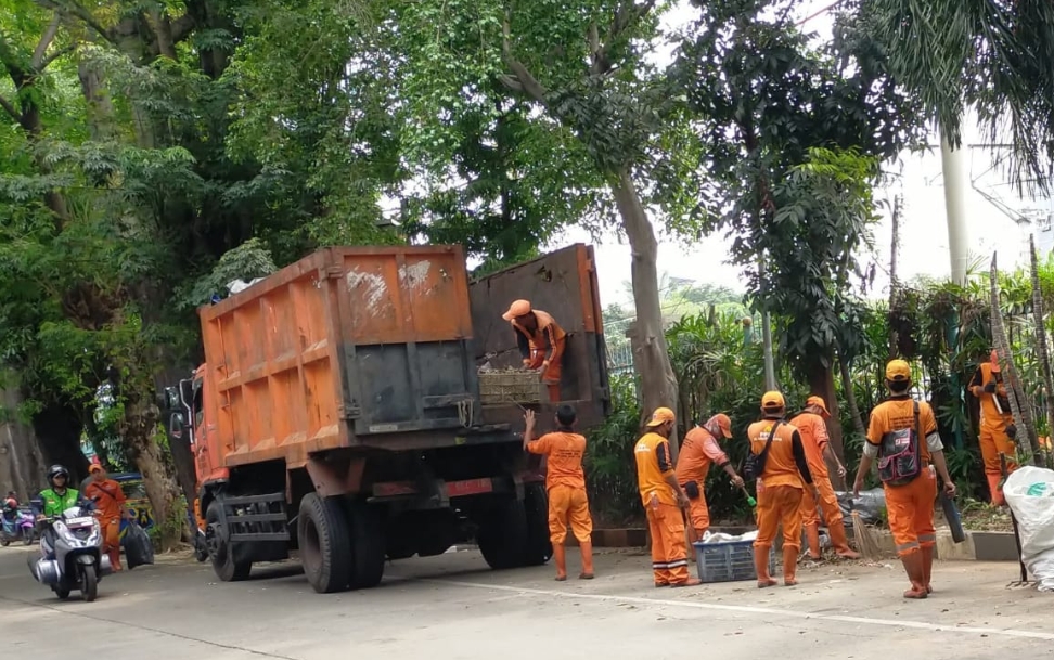 Pembatas Rel Bolong-bolong jadi Tempat Tumpukan Sampah, PT KAI Cuek Aja Disurati Lurah GSU