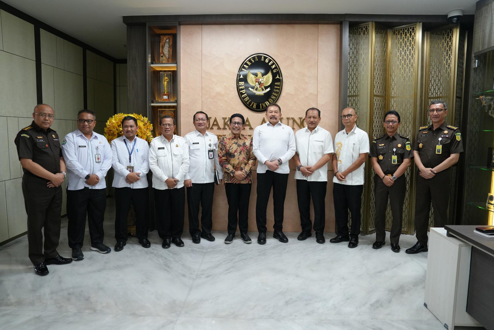 Sukses Jaga Desa, Jaksa Agung Terima Piagam Penghargaan dari Kemendes PDTT