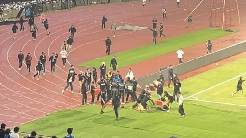 Bobotoh Ricuh Usai Persib vs Persija, Steward Diserang dan Dilempar Kursi Beruntung Tak Ada Korban Jiwa !