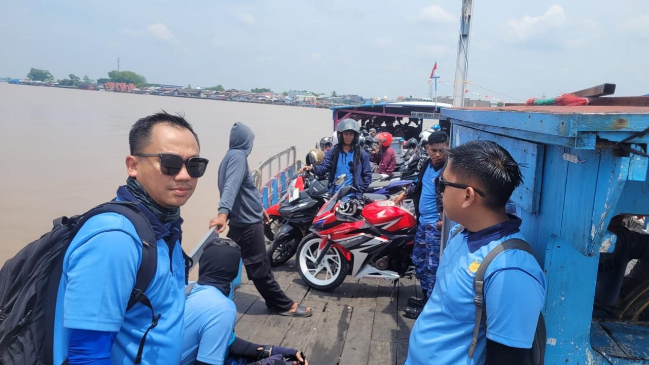 Seberangi Sungai, Lanud Sjamsudin Noor Banjarmasin Gelar Bakti Sosial ke Kapuas  