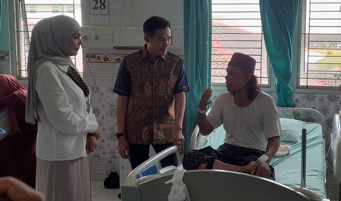 Jenguk Pendukungnya di Rumah Sakit, Tika - Benny: Ini Tanggung Jawab Kami