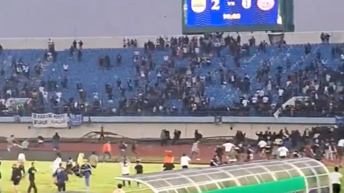 Buntut Kericuhan, Persib Bandung Berpotensi Mendapatkan 3 Sanksi ! Bisa Dapat Pengurangan Poin ?