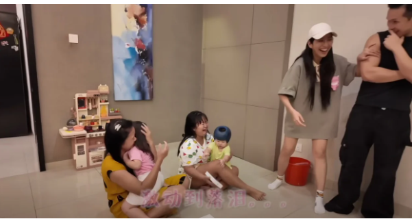 Pasangan Malaysia Mengejutkan Pembantu Mereka dengan iPhone 16s Baru