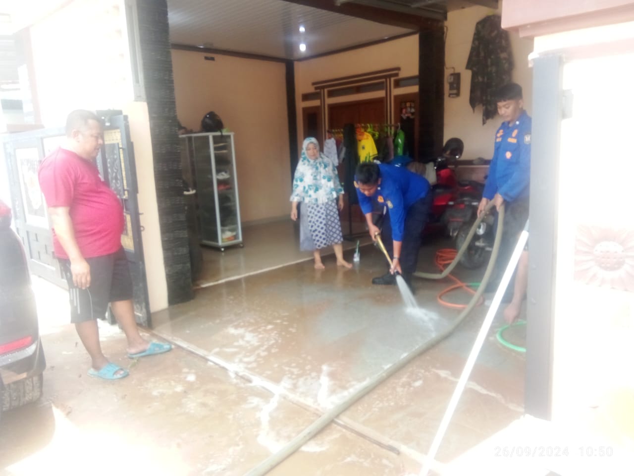 Damkarmat Balam Bantu Bersihkan 3 Rumah dari Lumpur Banjir