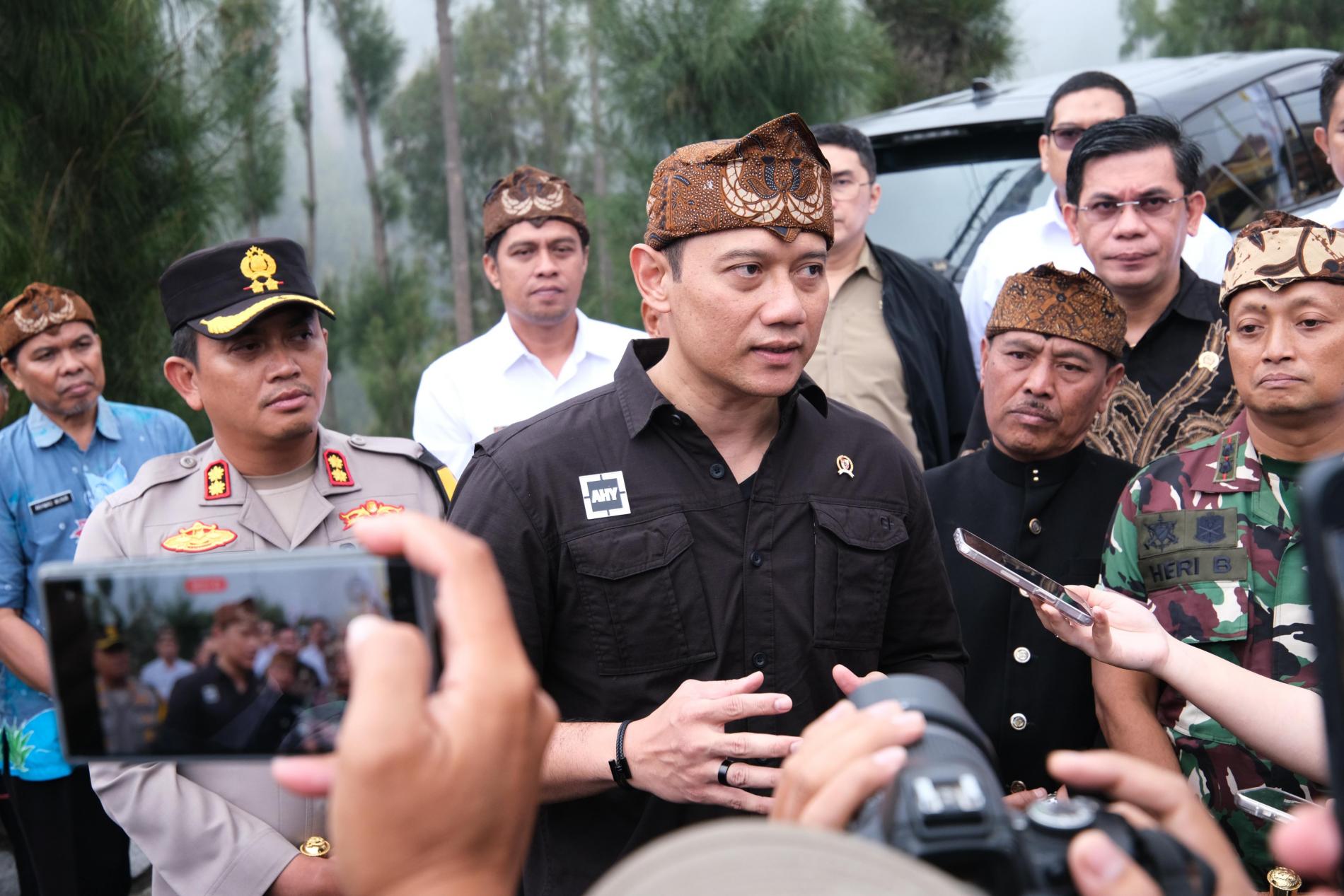 Serahkan Sertipikat Tanah Elektronik bagi Masyarakat di Kawasan Taman Nasional Bromo, Menteri AHY Harapkan UMKM Pariwisata Berkembang