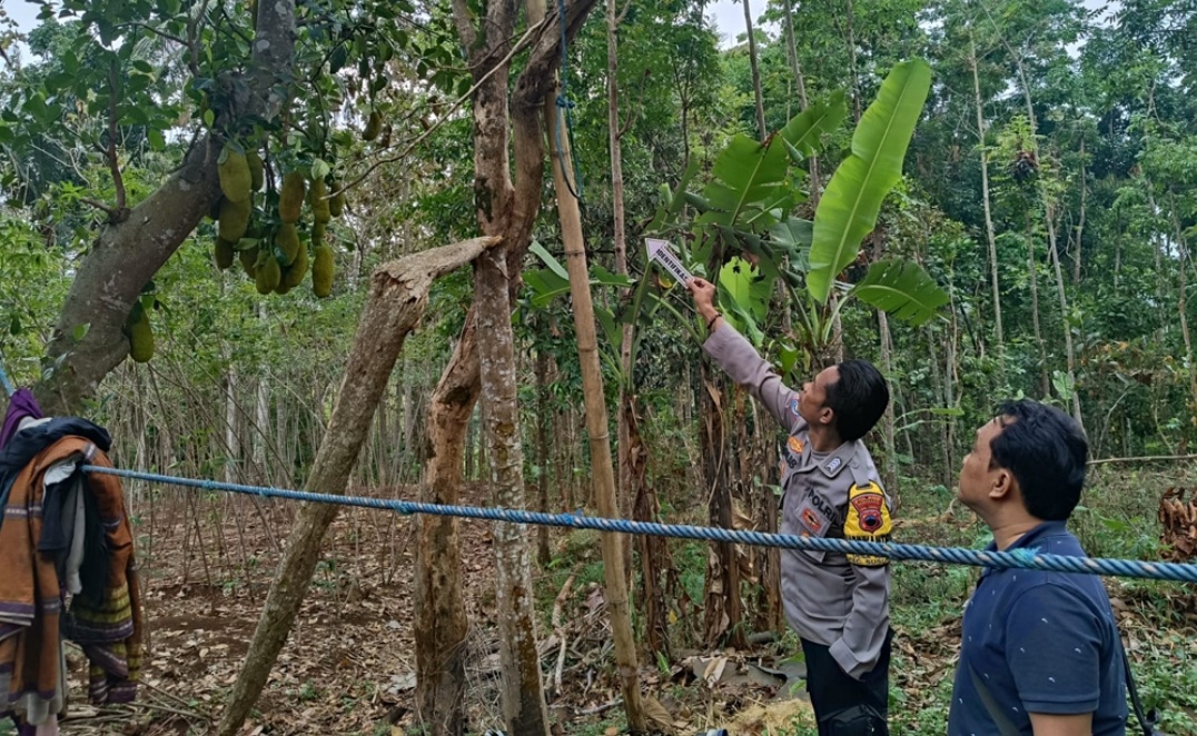 Hendak Mandi, Temukan jasad Anaknya Gantung Diri