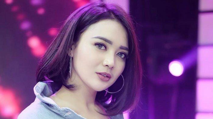 Video Detik-detik Wika Salim Cium Penonton Pria Sampai Pingsan