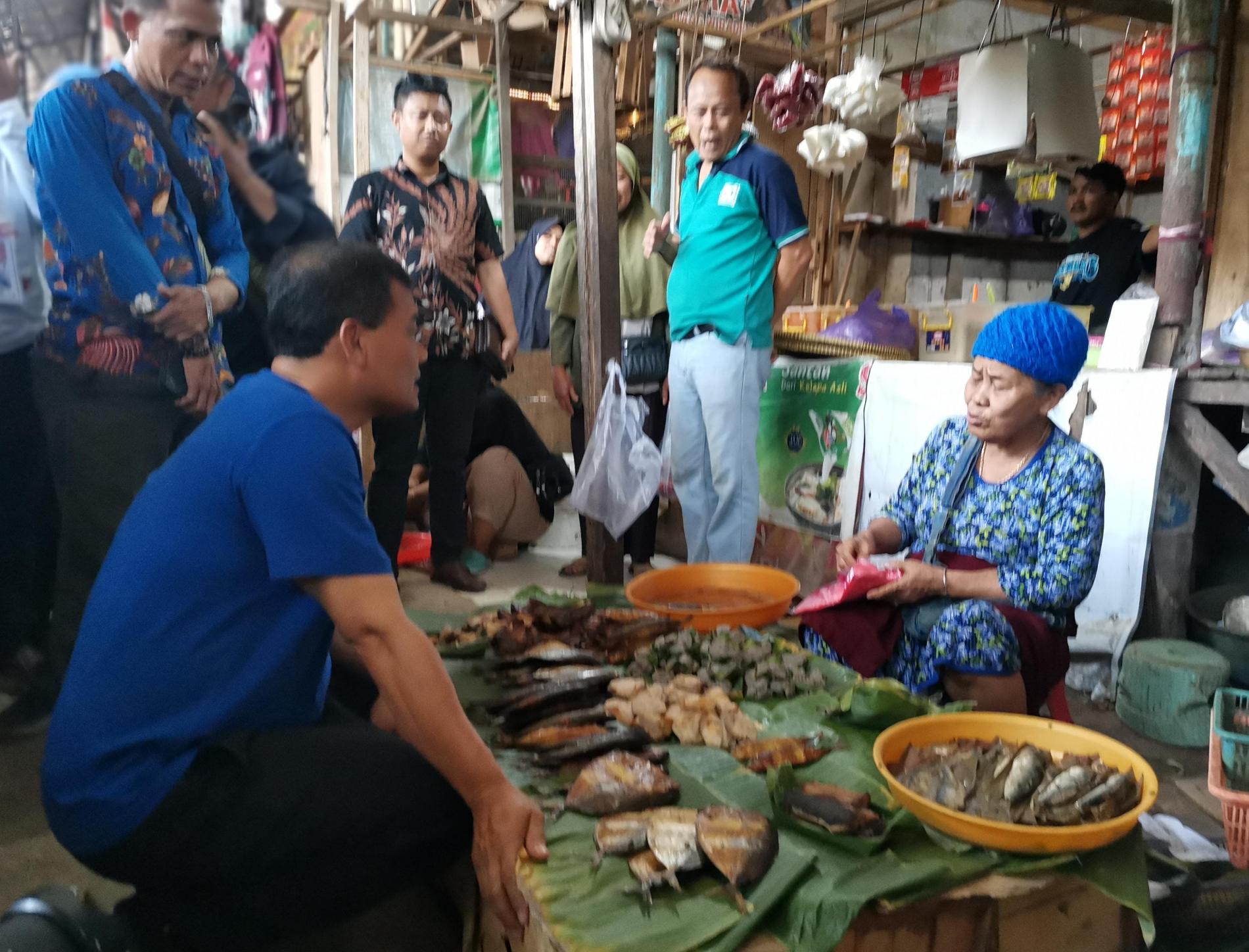 Sambil Jongkok, Cagub Ahmad Luthfi Beli Ikan Asap di Pasar Comal Pemalang