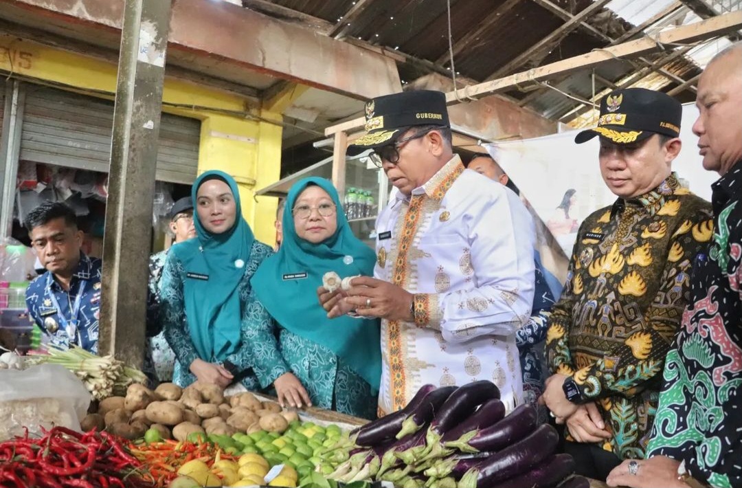Upaya Pemprov Lampung Kendalikan Inflasi, Penjabat Gubernur Lampung Tinjau Stabilitas Harga Bahan Pokok di Pasar Gading Rejo, Pringsewu.