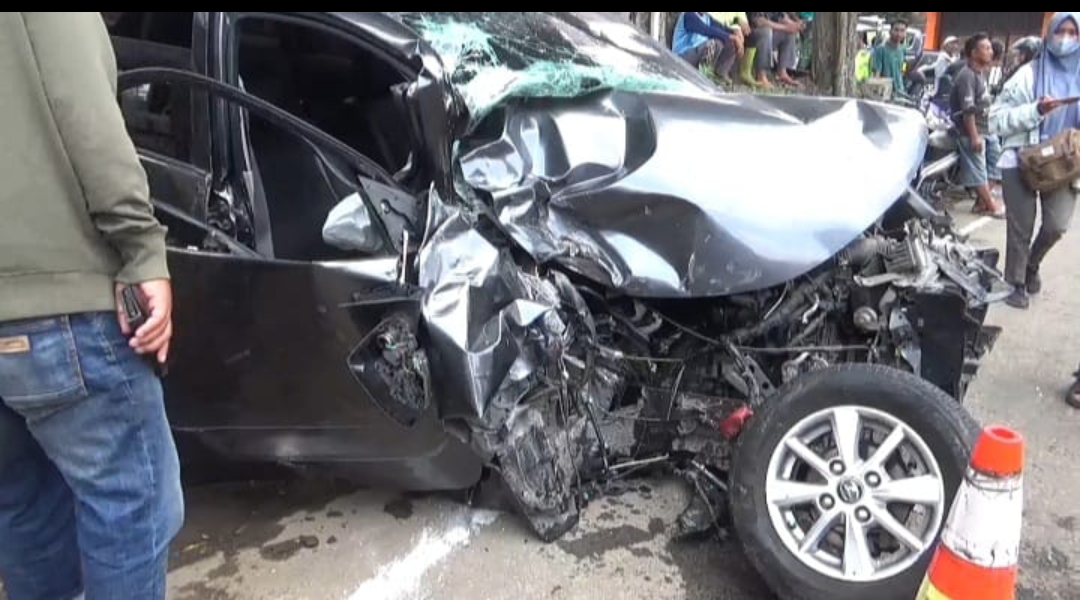 Toyota Avanza paling ringsek ketika terjadi kecelakaan beruntun.