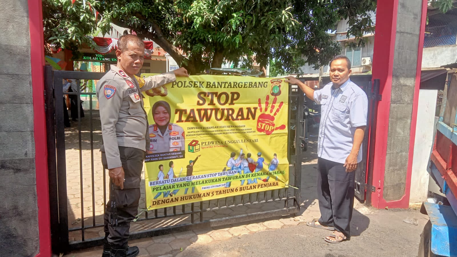 Bhabinkamtibmas Bantargebang Pasang Spanduk STOP TAWURAN di SMP PGRI