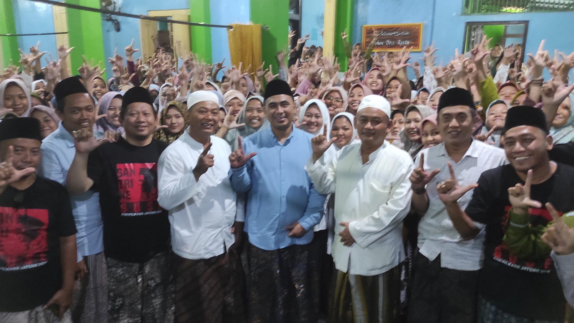 Gus Yasin Disambut 1.000 Santriwati di Ponpes Padang Ati Pekalongan