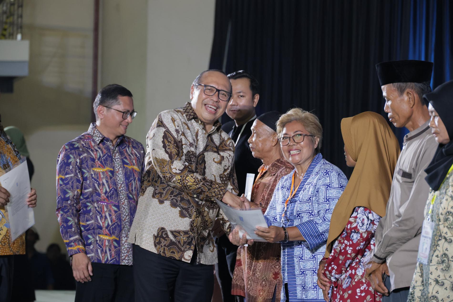 Sekjen Kementerian ATR/BPN Serahkan 3.256 Sertipikat Tanah bagi Masyarakat Jawa Barat: Minimalisir Sengketa dan Persempit Ruang Gerak Mafia Tanah