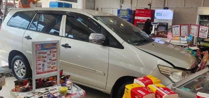Viral, Mobil Innova Nyelonong Masuk Minimarket, Gara-gara Salah Injak Persneling