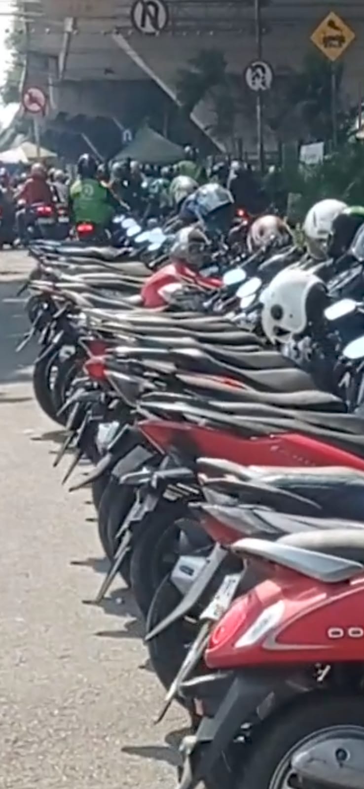 Kawasan FO Roxy Mas Berderet Lapak Parkir Motor Dijalanan, Tokoh: Pj Gubernur Teguh Diminta Perintahkan Anak Buahnya Tegakan Perda