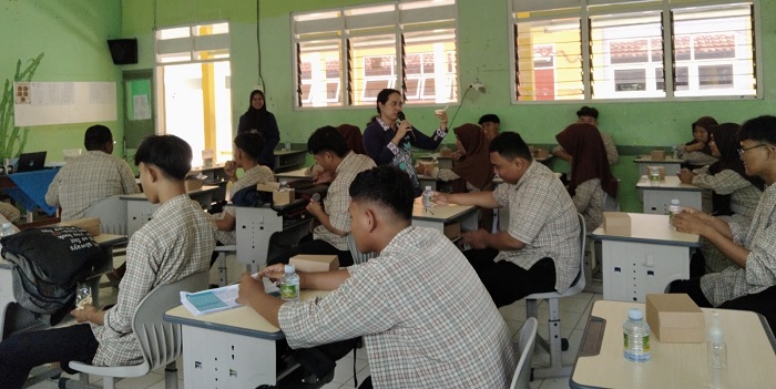 Tim FTP USM Latih Ciptakan Soygurt Nangka Berempah di  SMA Muhammadiyah 4 Kendal