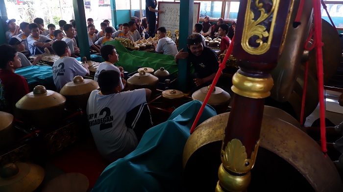 Asyiknya Belajar Seni Budaya di Desa Wisata Umah Wayang Selakambang