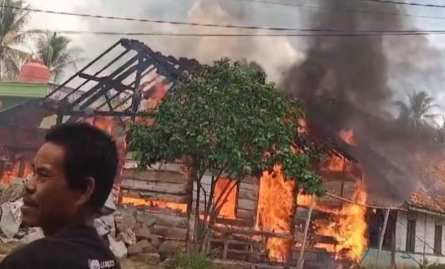 Rumah Non Permanen Ludes Terbakar di Padangratu Gedongtataan