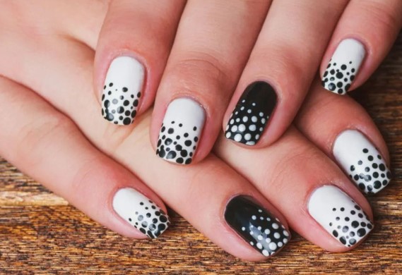 Tampil Elegan dengan Cat Kuku Warna Hitam, Lebih Tahan Lama dan Anti Gores