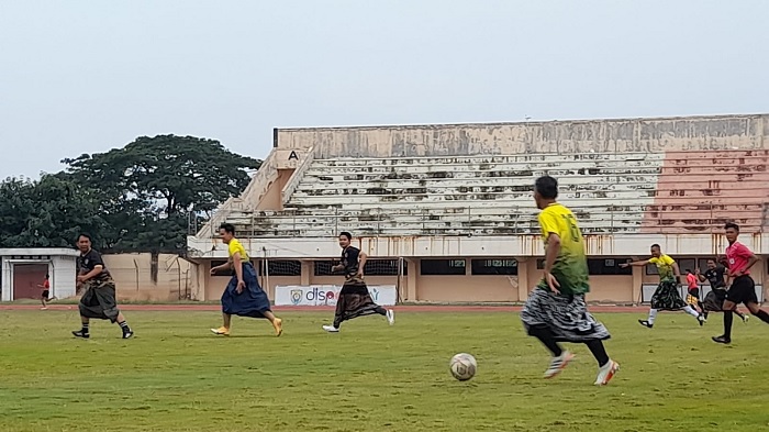 Seru, Bupati Dico dan Gus-Gus Muda Main Sepak Bola Bersarung di Hari Santri