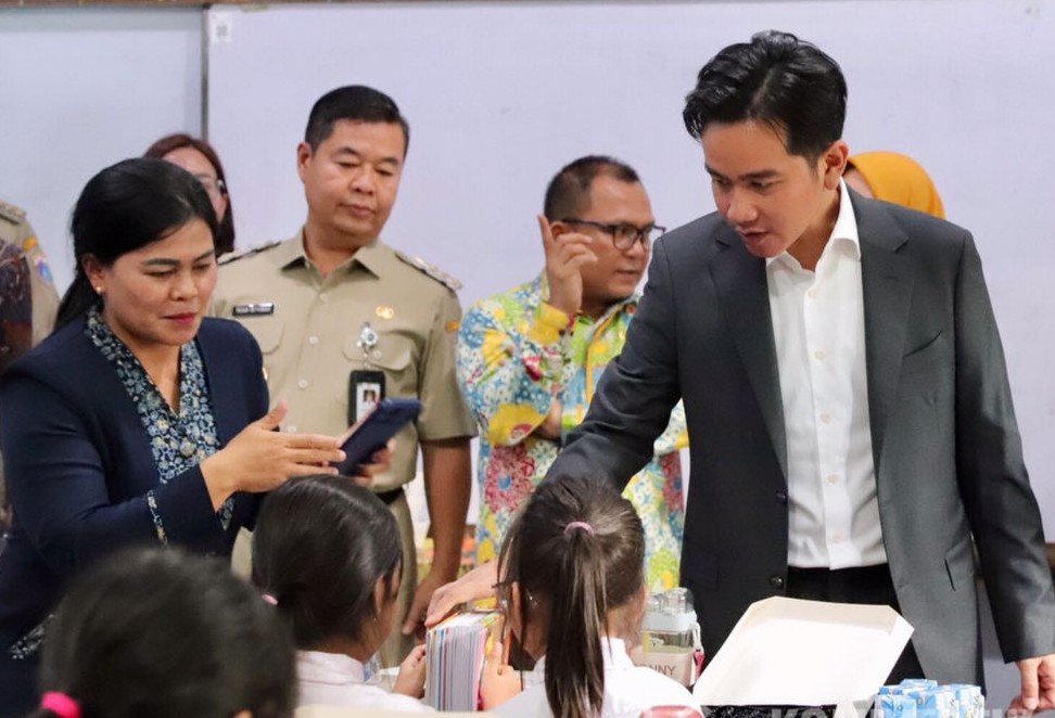 Wapres Gibran Tersenyum dan Tidak Banyak Bicara Saat Mengecek Program MBG di SDN 03 Menteng
