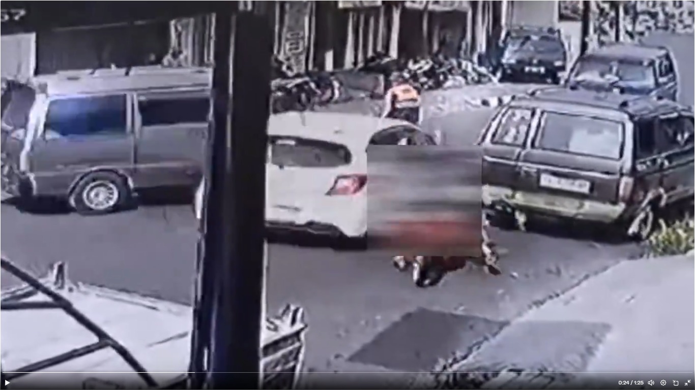 Viral Video Mobil Diduga Rem Blong Tabrak Tukang Parkir dan Pemotor di Temanggung