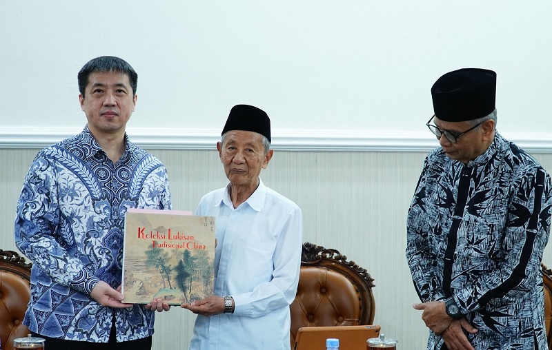 Konsul Jenderal Xu Hong Sumbangkan Buku untuk Perpustakaan Cheng Ho - MAJT