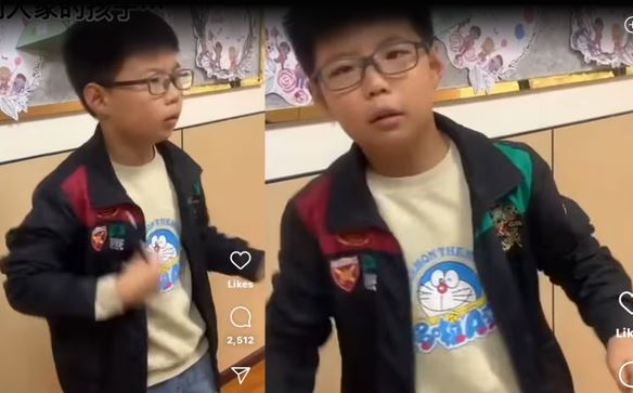 Seorang Anak Memecahkan Soal Matematika di Tempat Sambil Berpura-pura Menari