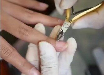 Gaya Kuku Efek Kosong dengan Dekorasi, Tampil Minimalis Tapi Elegan