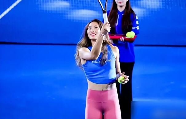 Petenis Zheng Qinwen, 22, Dirujak Warganet Tiongkok karena Mengenakan Celana Ketat