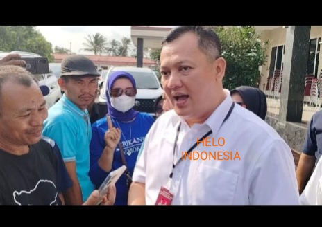 Cabup 01 Aries Sandi Serahkan soal Legitimasi Ijazah Paket C-nya ke KPU Pesawaran