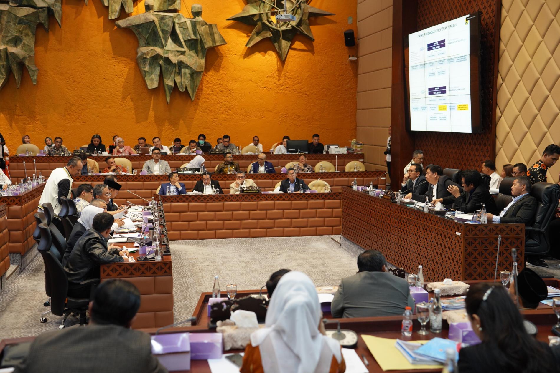 Rapat Kerja Pertama, Komisi V DPR RI Apresiasi ’Semangat Merah Putih’ Menteri Pekerjaan Umum Dody Hanggodo