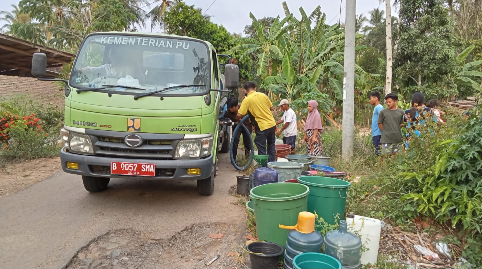 Warga Waykhilau Kekurangan Air Bersih, Pemkab Pesawaran Kirim Bantuan