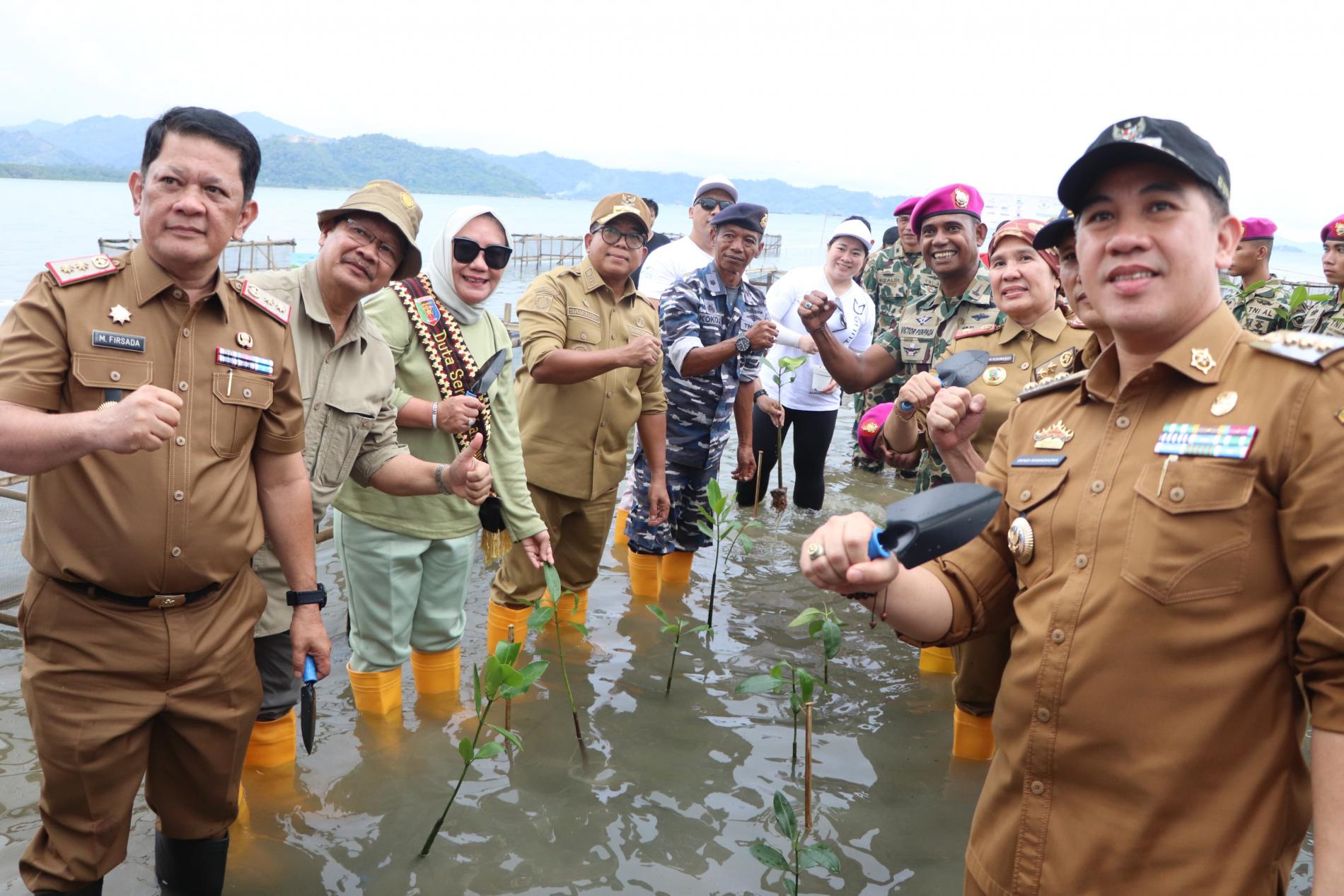 Pj. Gubernur Lampung Tanam Mangrove Bersama Brigif 4 Marinir dan Mitra dalam Peringatan HUT ke-79 Korps Marinir
