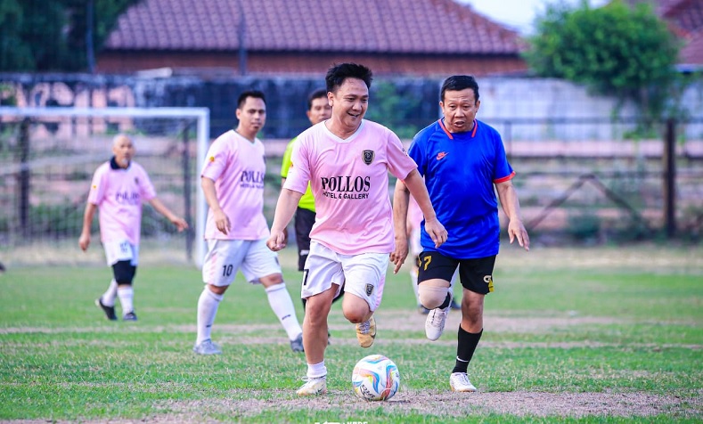 Semarak HUT ke-53 Korpri,  Pejabat Adu Kemampuan di Trofeo Sepak Bola Rembang