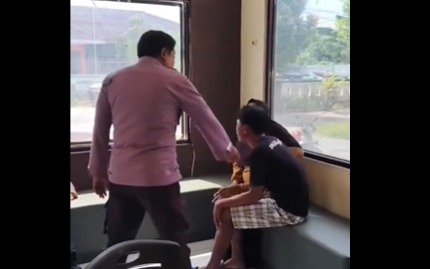 Viral Video ! Sering Melawan, Ibu Bawa Anak Remaja Diserahkan ke Polisi, Tapi Malah Nangis Kejer