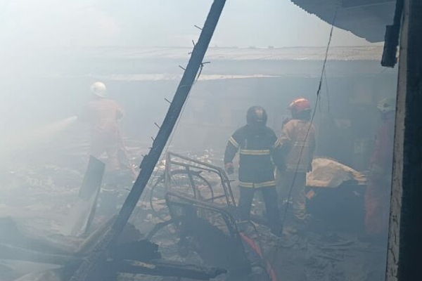 Heboh, 10 Rumah di Wiyung Surabaya Terbakar Hebat, Butuh 5 Kendaraan PMK