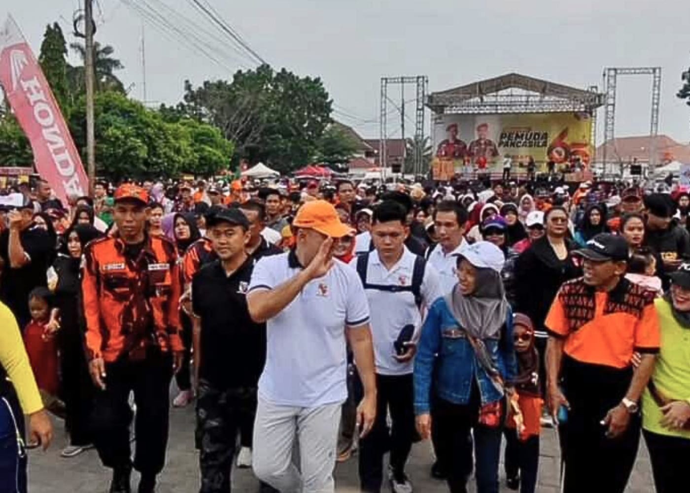 Hari Pahlawan, Rycko dan Aryodhia Jalan Sehat Bersama Warga