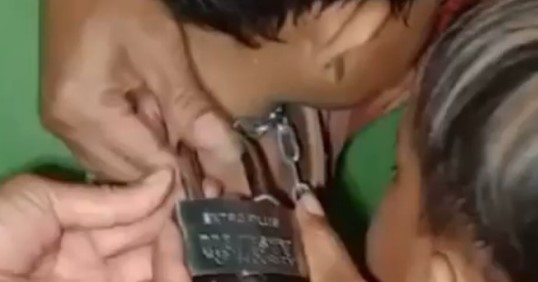 Tega, Seorang Ayah Merantai Kedua Leher Anaknya