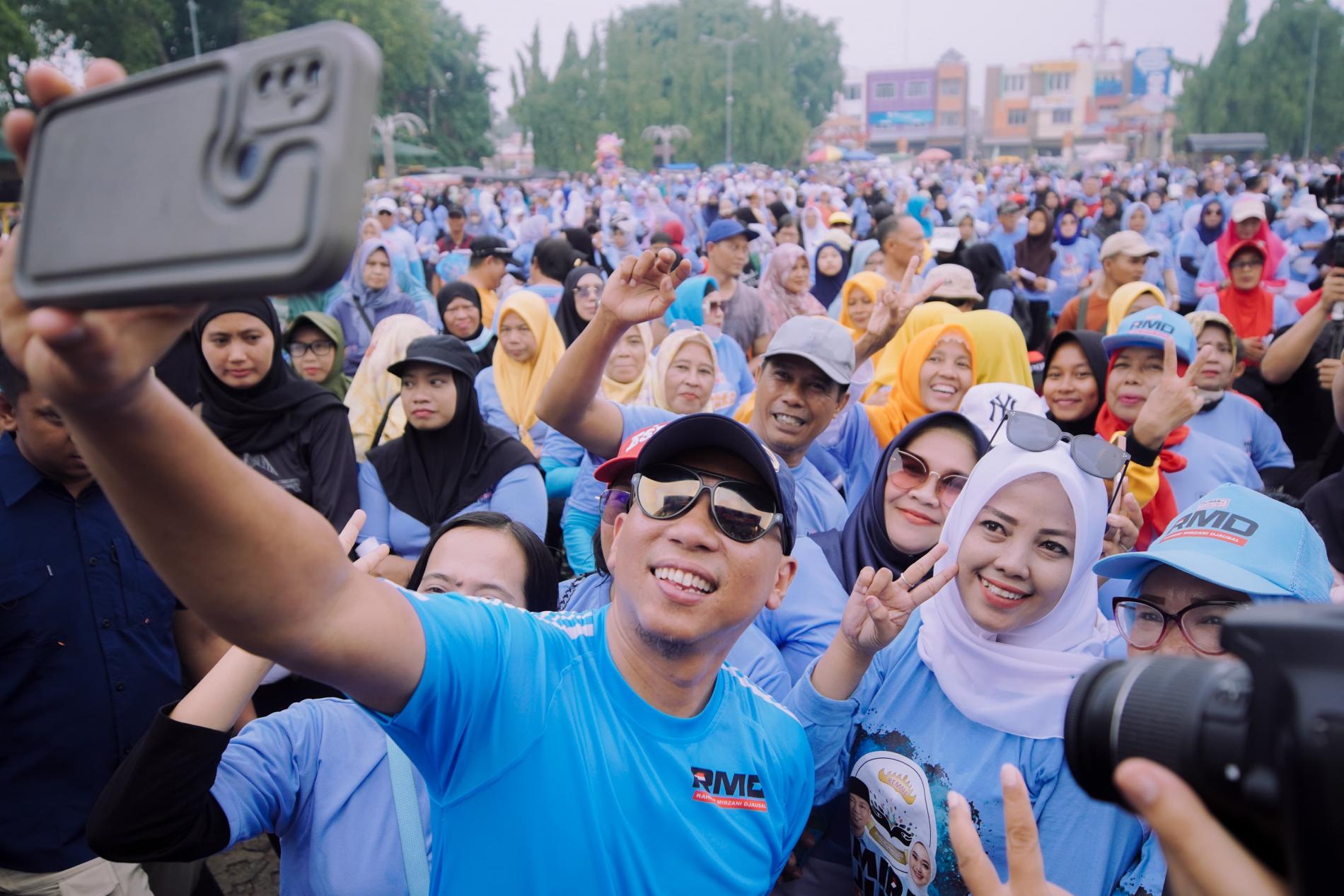 Ribuan Warga Senam dengan Mirza, Rebutan Swafoto dengan Cagub