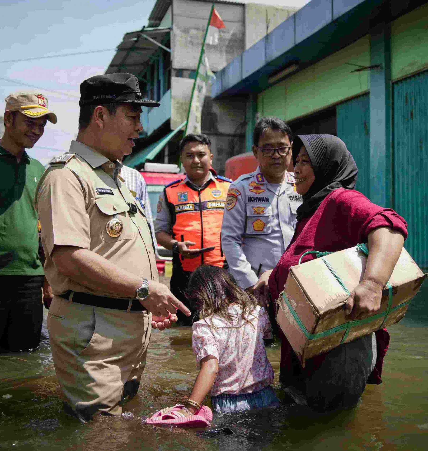 Banjir Rob Muara Angke Capai 1 Meter, Pj Gubernur Teguh Blusukan di Lokasi Banjir Perintahkan Jajarannya Turun ke Lapangan