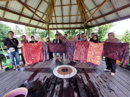 Pelatihan Ecoprint Perempuan Dayak Katingan