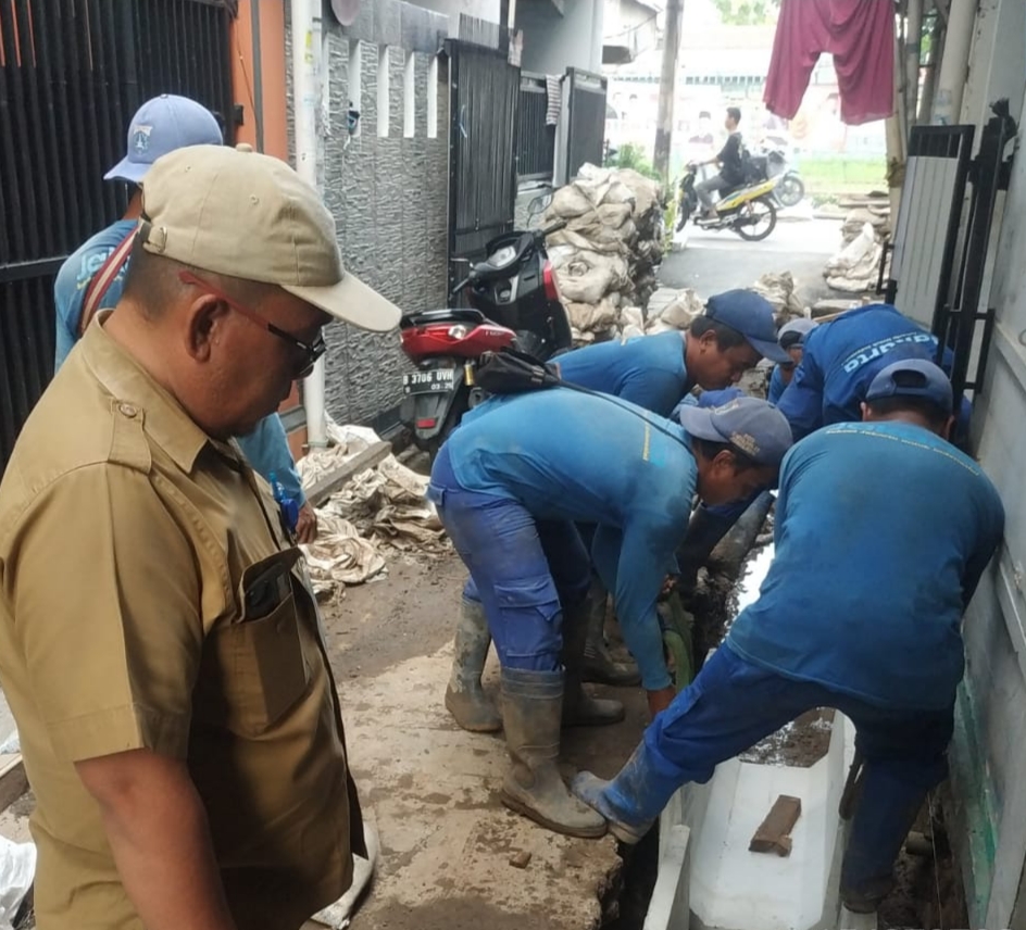 Atasi Genangan Air Berseliweran Disaluran Rusak, Empat Lokasi Saluran Dibedah Pasukan Biru SDA Sawah Besar