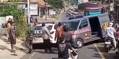 Viral, ODGJ Ngamuk Sebabkan Dua Mobil Polisi Kecelakaan Lalu Lintas