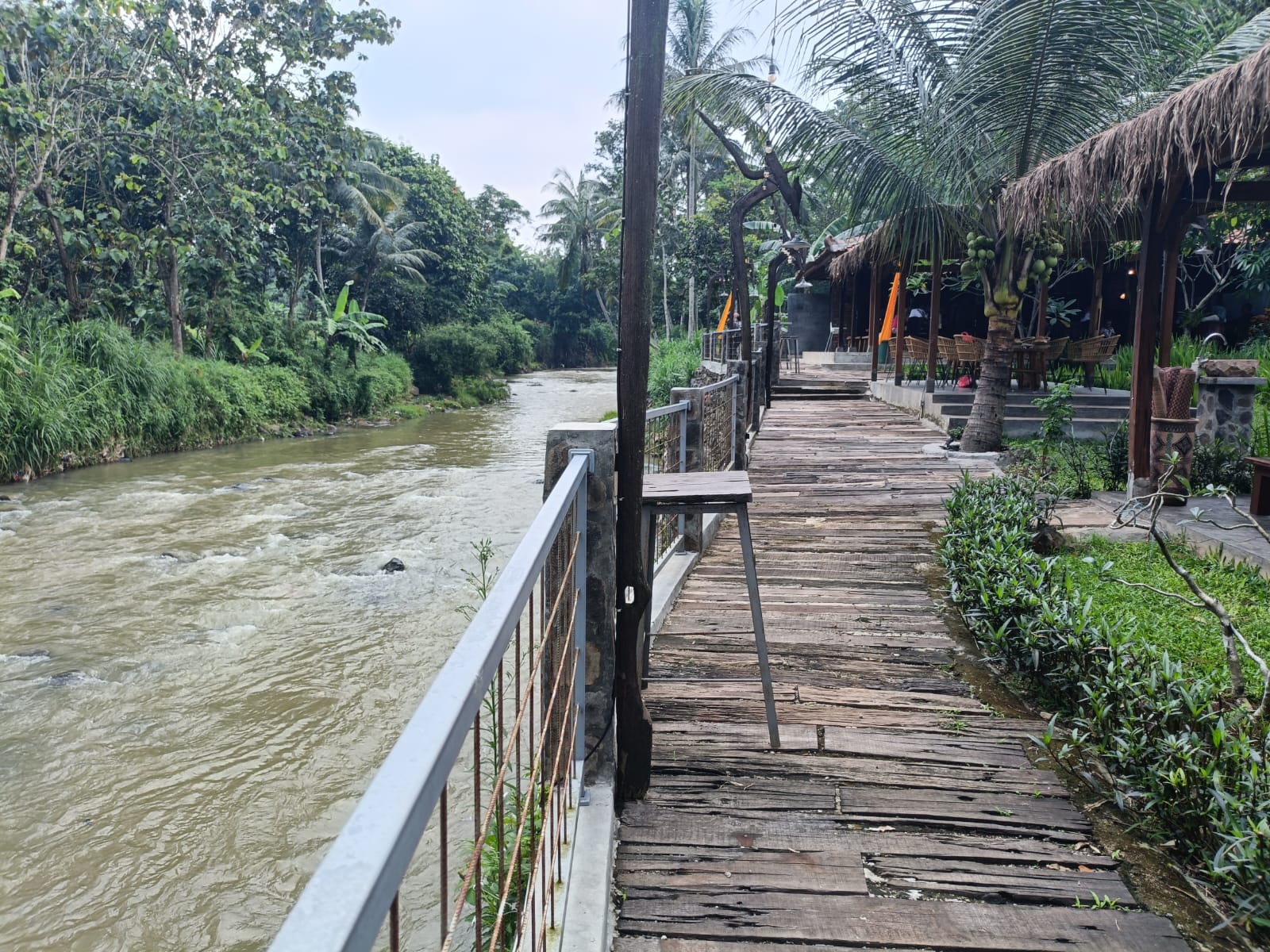Resto Tepi Kali Kampung Cisusukan, Desa Kompa, Parungkuda, Kabupaten Sukabumi. Resto Tepi Kali Kampung Cisusukan, Desa Kompa, Parungkuda, Kabupaten Sukabumi.