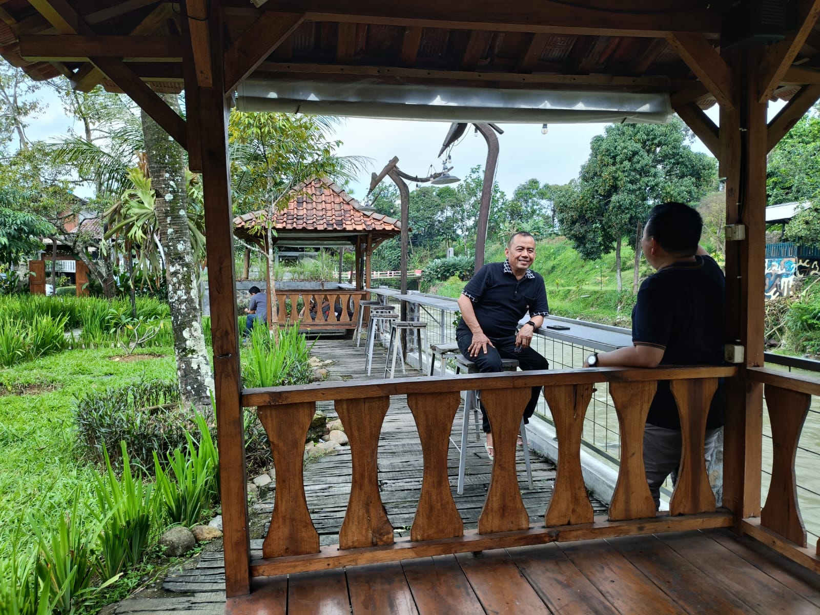 Resto Tepi Kali Kampung Cisusukan, Desa Kompa, Parungkuda, Kabupaten Sukabumi. Resto Tepi Kali Kampung Cisusukan, Desa Kompa, Parungkuda, Kabupaten Sukabumi.