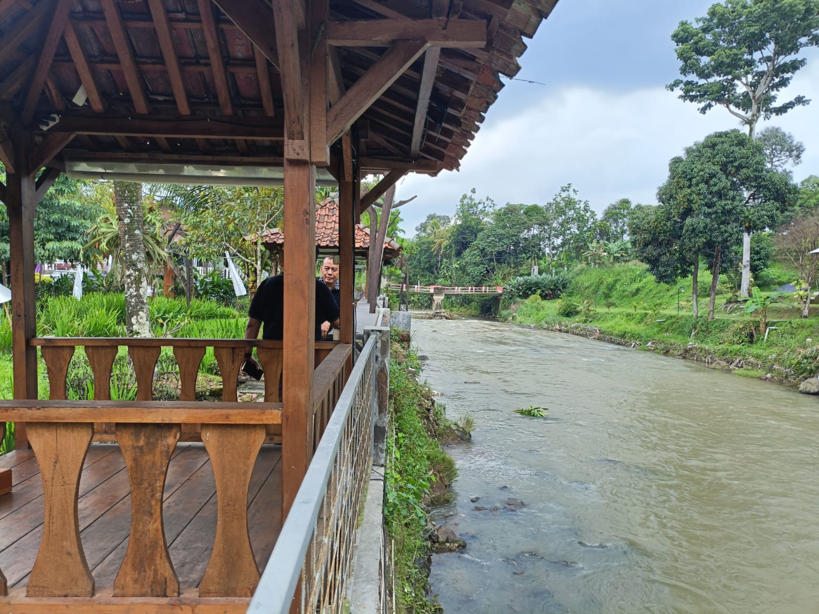 Resto Tepi Kali Kampung Cisusukan, Desa Kompa, Parungkuda, Kabupaten Sukabumi. Resto Tepi Kali Kampung Cisusukan, Desa Kompa, Parungkuda, Kabupaten Sukabumi.